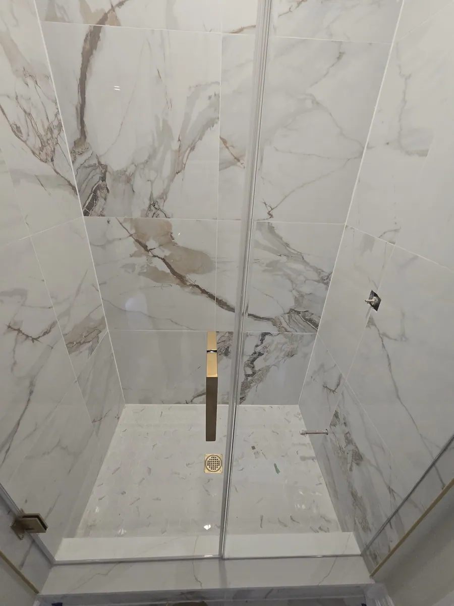 Walk-in shower, marble-look porcelain